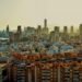 Paisaje urbano europeo bajo una ola de calor extremo en verano, evidenciando las condiciones que provocaron 50.000 muertes en