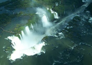 Las crecidas en el Litoral argentino por El Niño cerraron las Cataratas del Iguazú
