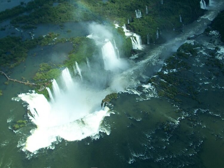 Las crecidas en el Litoral argentino por El Niño cerraron las Cataratas del Iguazú