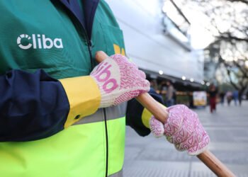 Guantes rosas en la recolección de residuos: una campaña de prevención del cáncer de mama que sale a la calle