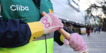Guantes rosas en la recolección de residuos: una campaña de prevención del cáncer de mama que sale a la calle
