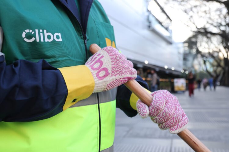 Guantes rosas en la recolección de residuos: una campaña de prevención del cáncer de mama que sale a la calle