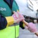 Guantes rosas en la recolección de residuos: una campaña de prevención del cáncer de mama que sale a la calle