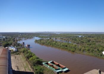 Más de 2.000 evacuados por crecida en Chaco esperan volver a sus casas