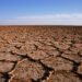 Tierra agrietada por la sequía en paisaje africano, símbolo de la vulnerabilidad climática del continente.