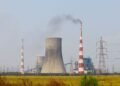 Central térmica de carbón en Asia emitiendo humo al atardecer, símbolo de la dependencia energética fósil de la región.