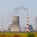 Central térmica de carbón en Asia emitiendo humo al atardecer, símbolo de la dependencia energética fósil de la región.