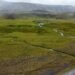 Paisaje ártico con permafrost en deshielo y roca expuesta en Svalbard, Noruega.