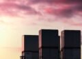 Torres de refrigeración de un centro de datos al atardecer, infraestructura clave para enfriar servidores de inteligencia art
