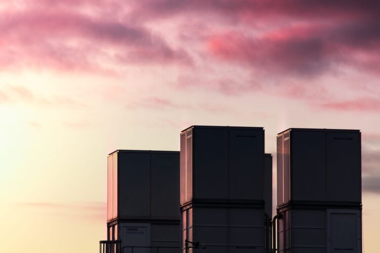 Torres de refrigeración de un centro de datos al atardecer, infraestructura clave para enfriar servidores de inteligencia art