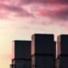 Torres de refrigeración de un centro de datos al atardecer, infraestructura clave para enfriar servidores de inteligencia art