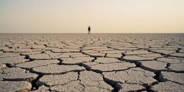 Campo agrícola con tierra agrietada por sequía extrema, escenario proyectado para América Latina con El Niño.