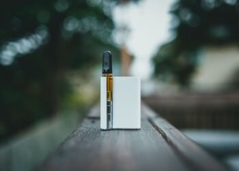 Dispositivo de vapeo emitiendo humo, ilustrando la habilitación de cigarrillos electrónicos en Argentina