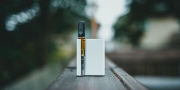 Dispositivo de vapeo emitiendo humo, ilustrando la habilitación de cigarrillos electrónicos en Argentina