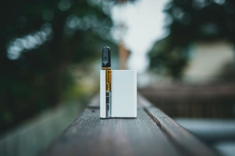 Dispositivo de vapeo emitiendo humo, ilustrando la habilitación de cigarrillos electrónicos en Argentina