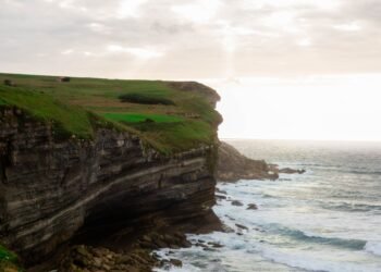 Costa de las Islas Malvinas en el Atlántico Sur, zona de disputa por explotación de hidrocarburos entre Argentina y Reino Uni
