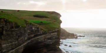 Costa de las Islas Malvinas en el Atlántico Sur, zona de disputa por explotación de hidrocarburos entre Argentina y Reino Uni