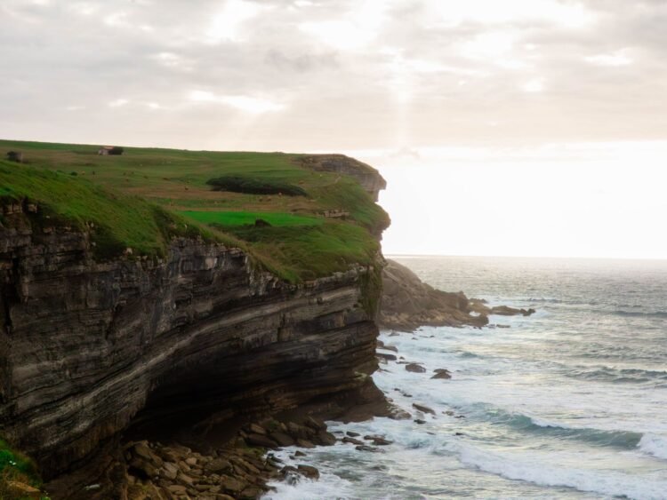 Costa de las Islas Malvinas en el Atlántico Sur, zona de disputa por explotación de hidrocarburos entre Argentina y Reino Uni