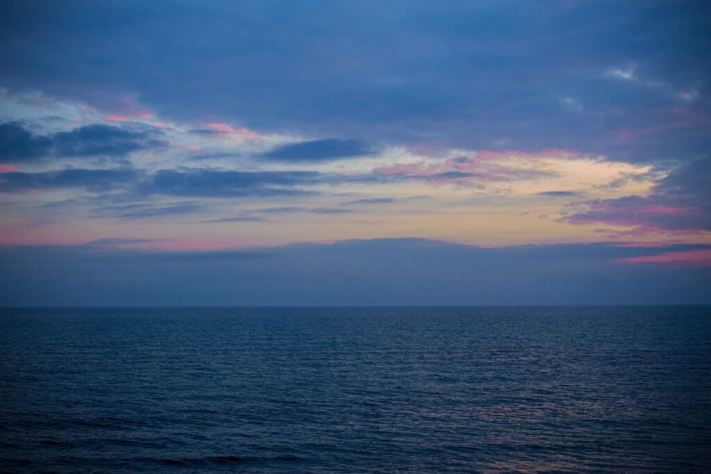 Océano Atlántico en calma bajo un cielo despejado al atardecer