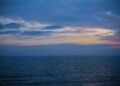 Océano Atlántico en calma bajo un cielo despejado al atardecer