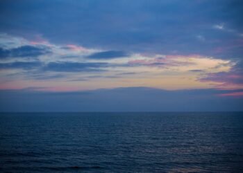 Océano Atlántico en calma bajo un cielo despejado al atardecer