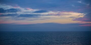 Océano Atlántico en calma bajo un cielo despejado al atardecer