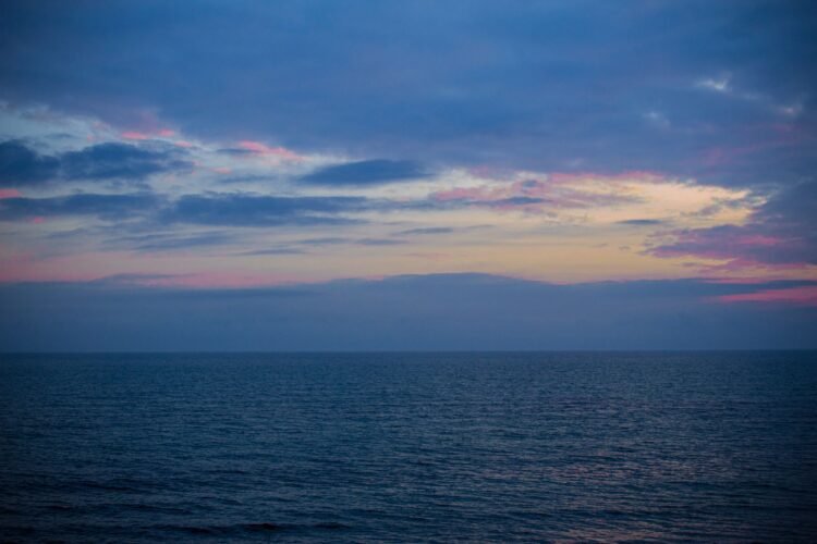 Océano Atlántico en calma bajo un cielo despejado al atardecer