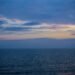 Océano Atlántico en calma bajo un cielo despejado al atardecer
