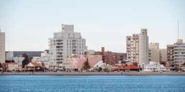 Vista de rascacielos en ciudad costera frente al océano, representando la vulnerabilidad urbana ante el aumento del nivel del