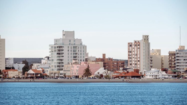 Vista de rascacielos en ciudad costera frente al océano, representando la vulnerabilidad urbana ante el aumento del nivel del
