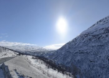 Nieve acumulada en ruta de montaña tras avalancha en la cordillera de los Andes
