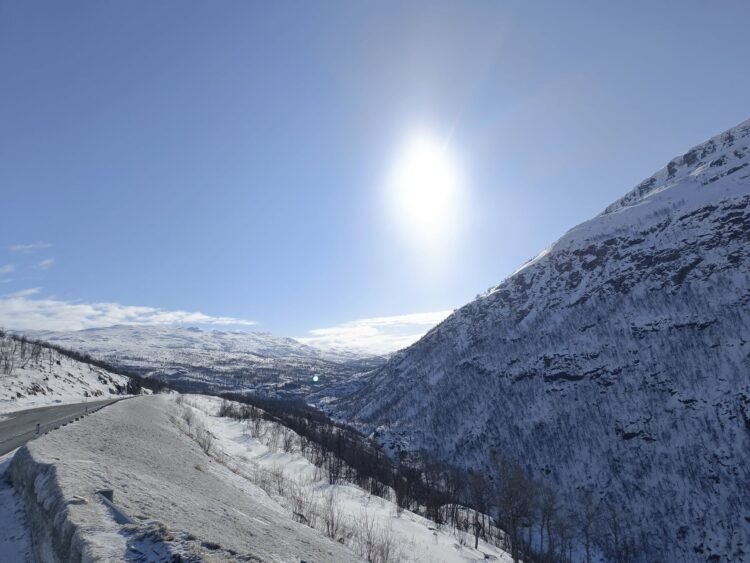 Nieve acumulada en ruta de montaña tras avalancha en la cordillera de los Andes