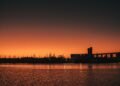 Planta industrial al atardecer, símbolo de la descarbonización en España.