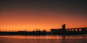 Planta industrial al atardecer, símbolo de la descarbonización en España.