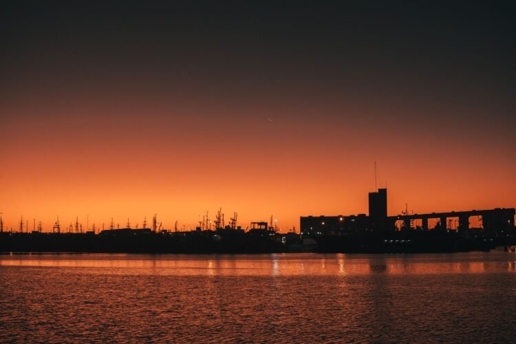 Planta industrial al atardecer, símbolo de la descarbonización en España.