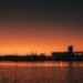 Planta industrial al atardecer, símbolo de la descarbonización en España.