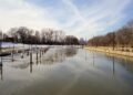 Silueta de embarcación en un río crecido bajo cielo nublado, evocando el peligro del buque Uros-Z a la deriva en el Paraná.