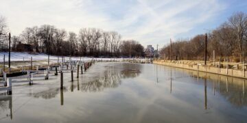 Silueta de embarcación en un río crecido bajo cielo nublado, evocando el peligro del buque Uros-Z a la deriva en el Paraná.