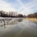 Silueta de embarcación en un río crecido bajo cielo nublado, evocando el peligro del buque Uros-Z a la deriva en el Paraná.