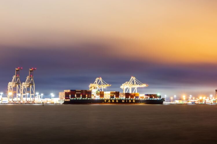 Embarcación pesquera en alta mar durante faena nocturna de captura de calamar.