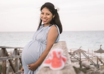 Mujer embarazada bajo el sol intenso, expuesta al calor extremo que amenaza la salud materna.