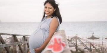 Mujer embarazada bajo el sol intenso, expuesta al calor extremo que amenaza la salud materna.