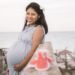 Mujer embarazada bajo el sol intenso, expuesta al calor extremo que amenaza la salud materna.