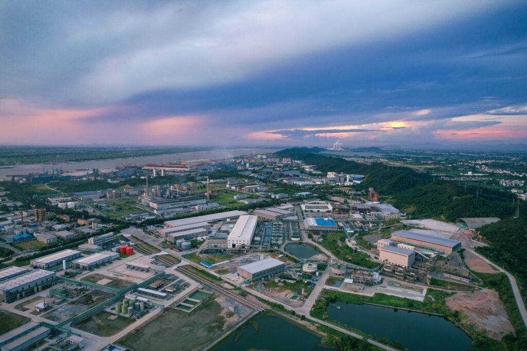 Planta siderúrgica en China con chimeneas industriales al atardecer, símbolo de la transformación del sector del acero.
