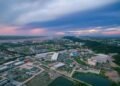 Planta siderúrgica en China con chimeneas industriales al atardecer, símbolo de la transformación del sector del acero.