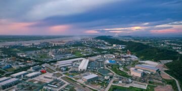 Planta siderúrgica en China con chimeneas industriales al atardecer, símbolo de la transformación del sector del acero.