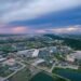 Planta siderúrgica en China con chimeneas industriales al atardecer, símbolo de la transformación del sector del acero.