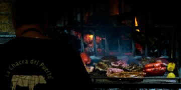 Brasas encendidas en una parrilla argentina, símbolo de la tradición del asado que un chef cuestiona por su impacto ambiental
