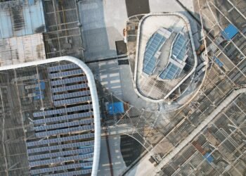 Paneles solares instalados en el tejado de una fábrica en China, símbolo de la disputa comercial sobre tecnologías verdes.
