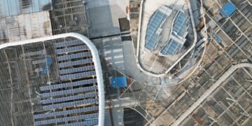 Paneles solares instalados en el tejado de una fábrica en China, símbolo de la disputa comercial sobre tecnologías verdes.